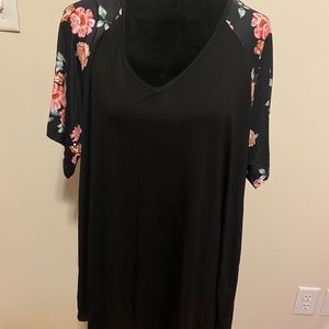 💥Women’s Black Top with Multicolor Floral Print on Sleeves Size 3X
